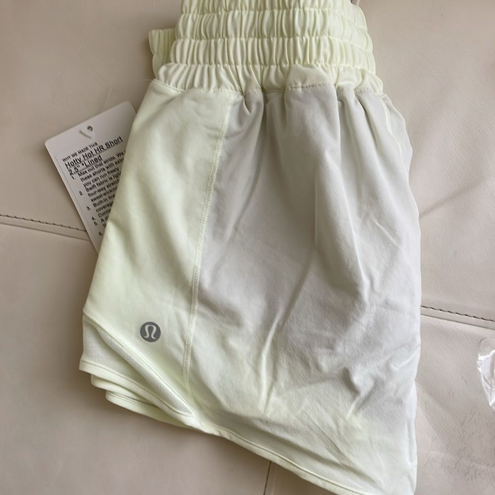 Lululemon Hotty Hot High-Rise Short 2.5” SIZE 4 ELIXIR PALE YELLOW RARE NWT